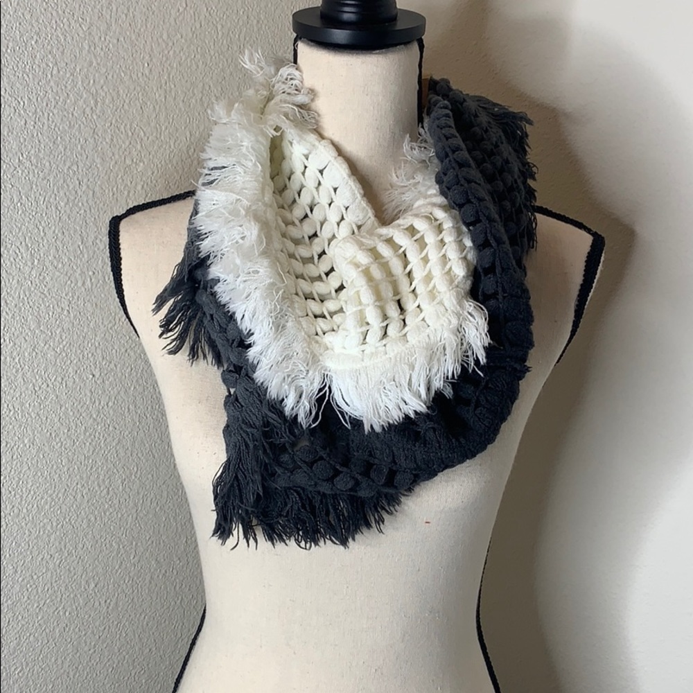 NWT Justin & Taylor fringe scarf